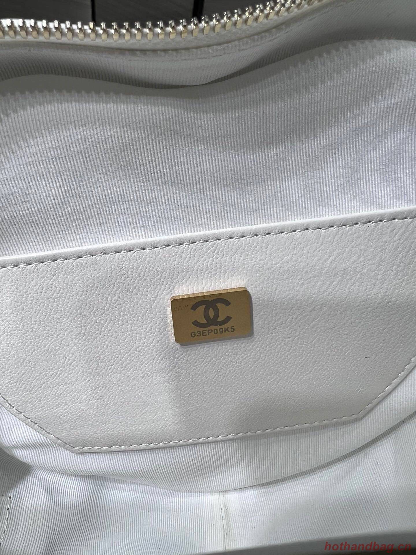 Chanel 2022S Love Heart Original Lambskin Crossbody Chain Bag AS3191Y White Chanel 2022S Love Heart Original Lambskin Crossbody Chain Bag AS3191Y White