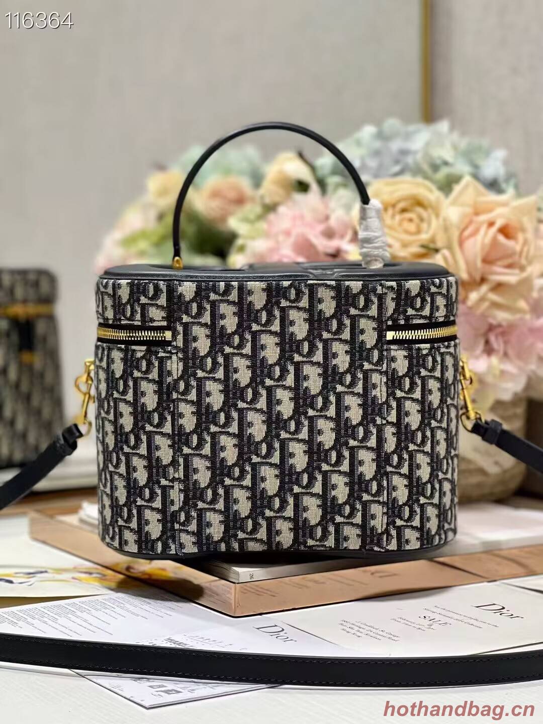 MEDIUM CD SIGNATURE VANITY CASE Blue Dior Oblique Jacquard S2202UTZQ MEDIUM CD SIGNATURE VANITY CASE Blue Dior Oblique Jacquard S2202UTZQ