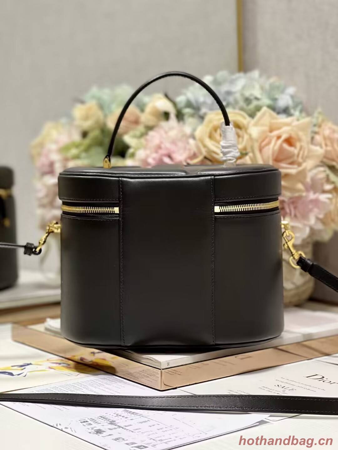 MEDIUM CD SIGNATURE VANITY CASE Calfskin with Embossed CD Signature S2202UTZQ BLACK MEDIUM CD SIGNATURE VANITY CASE Calfskin with Embossed CD Signature S2202UTZQ BLACK