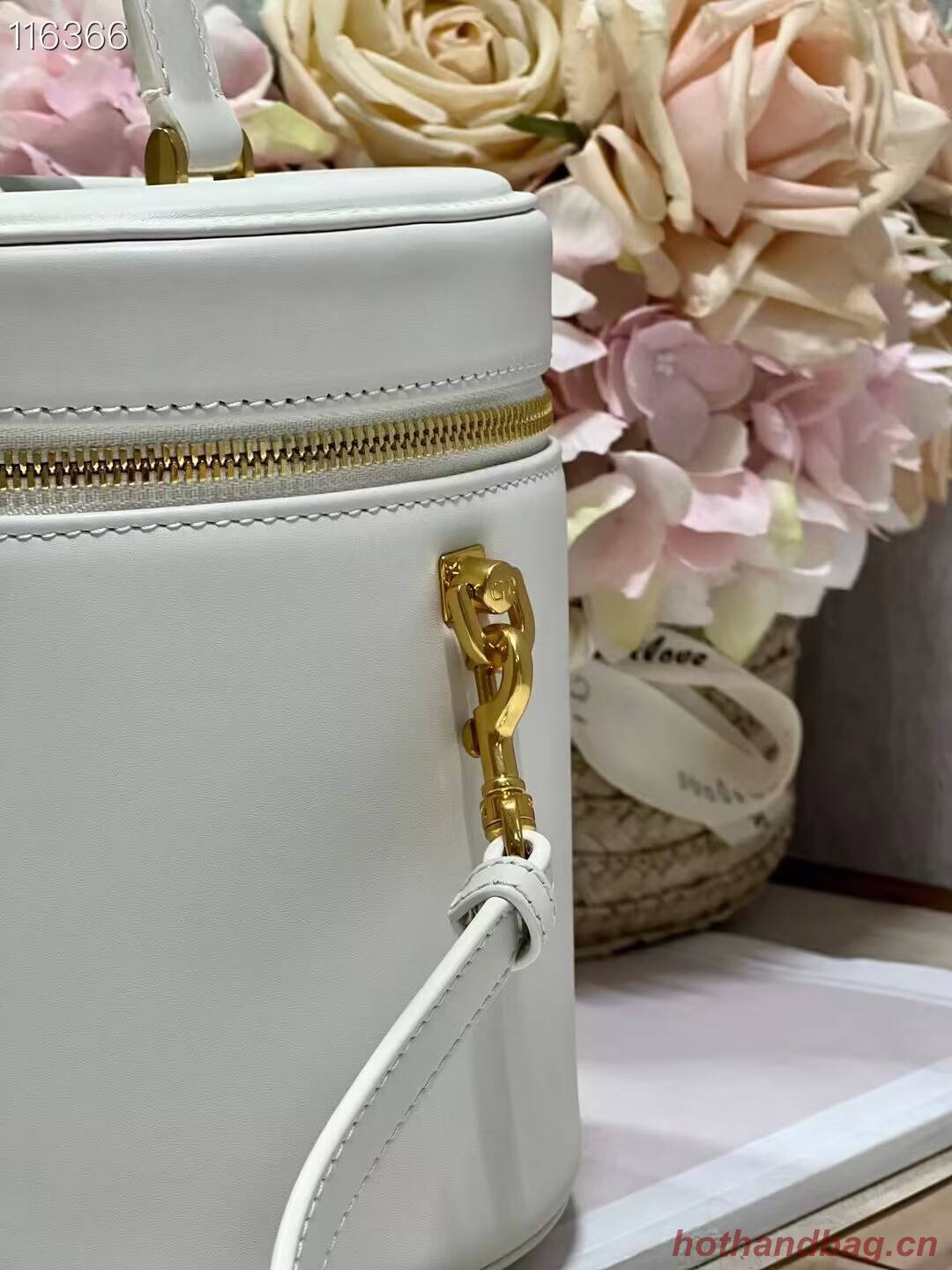 MEDIUM CD SIGNATURE VANITY CASE Calfskin with Embossed CD Signature S2202UTZQ Latte MEDIUM CD SIGNATURE VANITY CASE Calfskin with Embossed CD Signature S2202UTZQ Latte