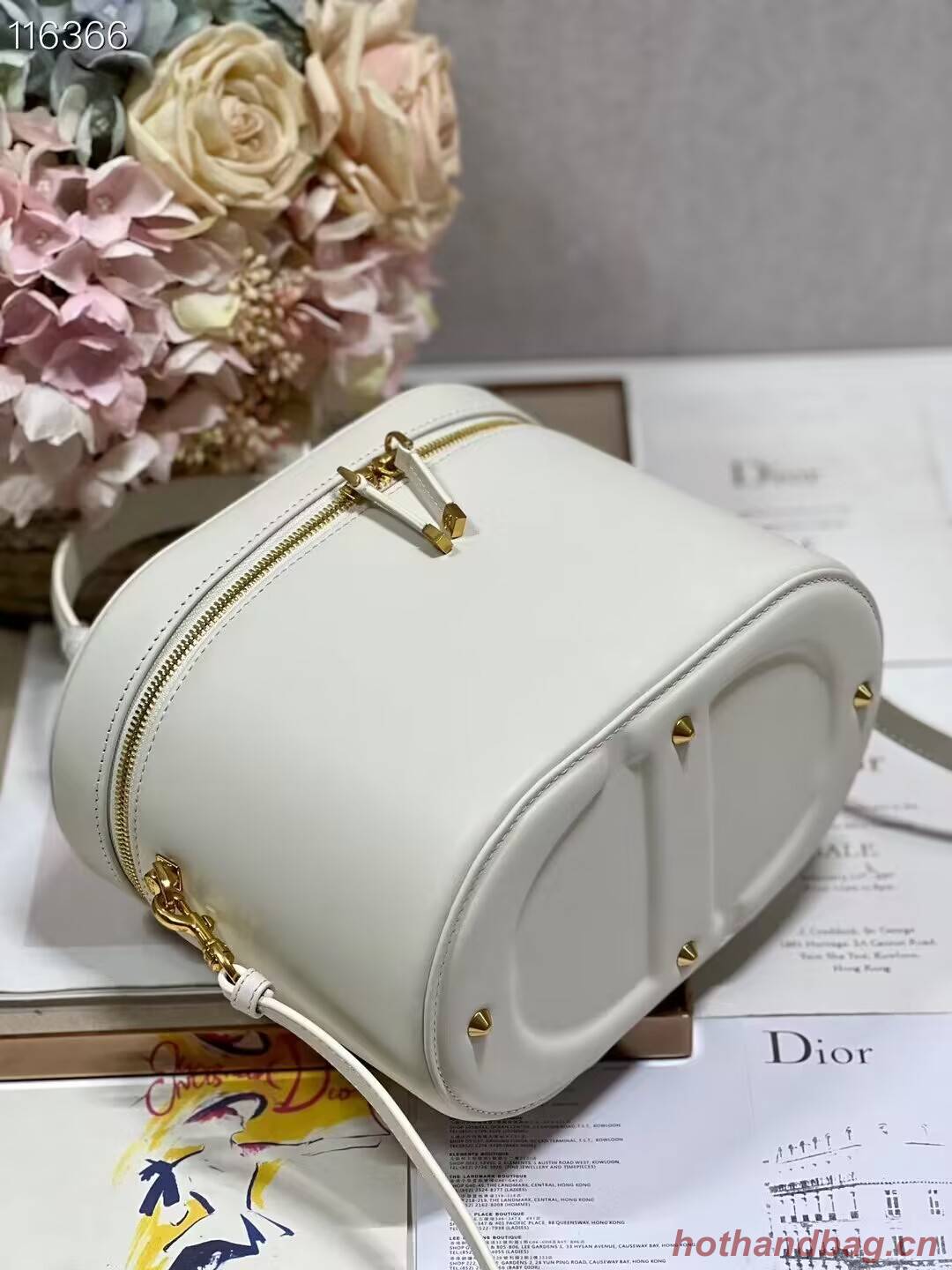 MEDIUM CD SIGNATURE VANITY CASE Calfskin with Embossed CD Signature S2202UTZQ Latte MEDIUM CD SIGNATURE VANITY CASE Calfskin with Embossed CD Signature S2202UTZQ Latte