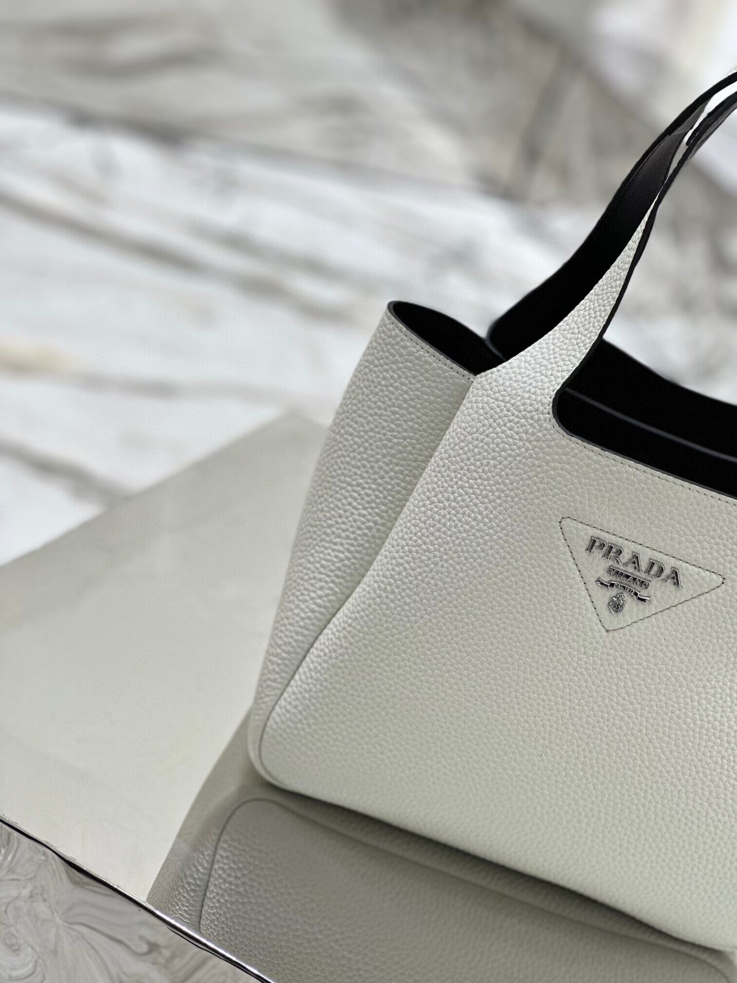Prada Original Calfskin Bag Tote 1BG335 White&Black Prada Original Calfskin Bag Tote 1BG335 White&Black