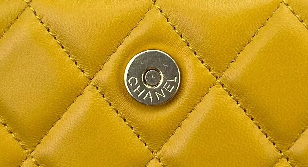 CHANEL 22B Kelly Pearl Top Handle Bag AP3562 Yellow CHANEL 22B Kelly Pearl Top Handle Bag AP3562 Yellow