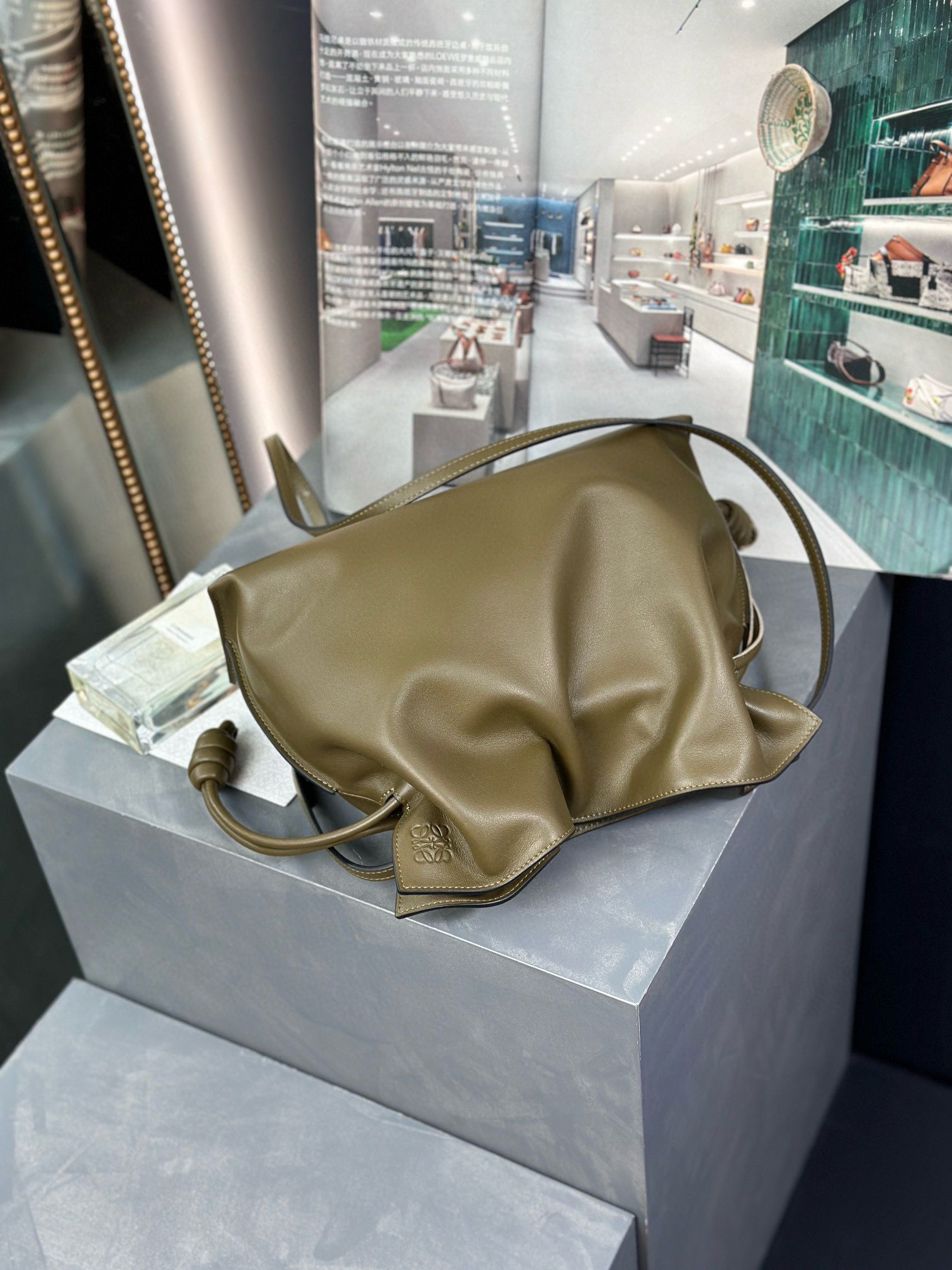 Loewe Flamenco Clutch Bag Original Leather LE0556 Khaki green Loewe Flamenco Clutch Bag Original Leather LE0556 Khaki green
