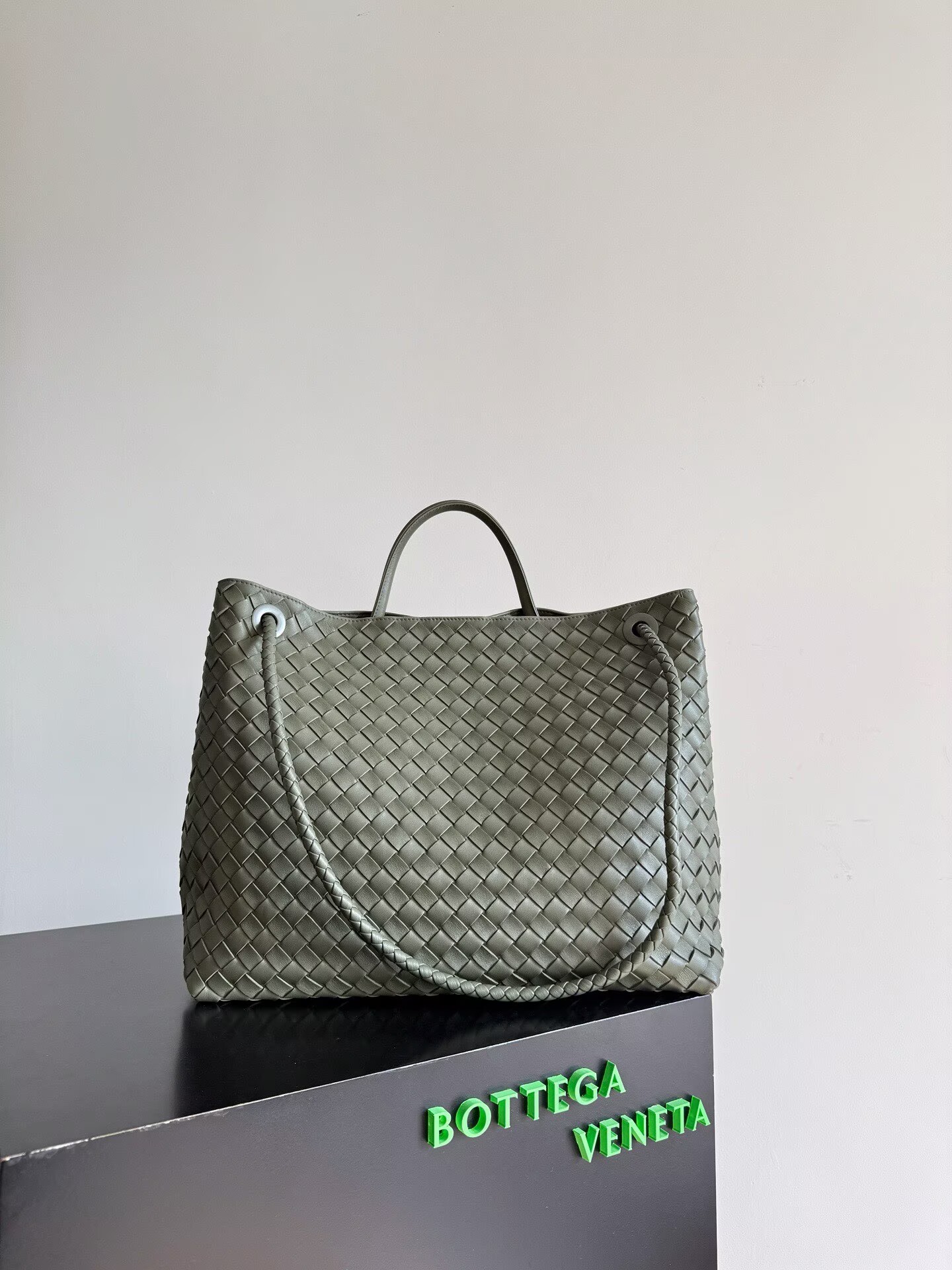Bottega Veneta Andiamo Pepites Original Leather Large Bag 743575 Green Bottega Veneta Andiamo Pepites Original Leather Large Bag 743575 Green